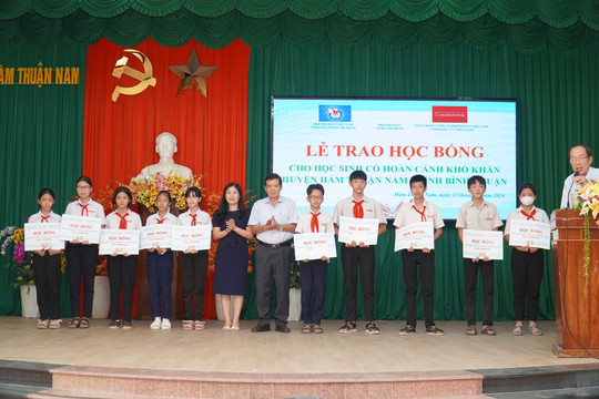 
Trao 100 triệu đồng học bổng cho học sinh nghèo Hàm Thuận Nam