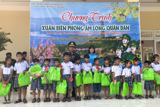 Đồn Biên phòng Tân Thành: Trao tặng quà Tết cho hộ gia đình khó khăn, học sinh nghèo hiếu học