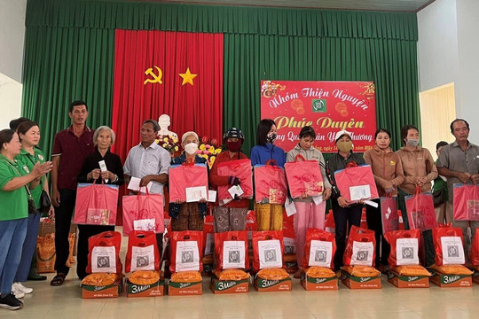 100 phần quà tết tặng người nghèo xã Tân Thắng