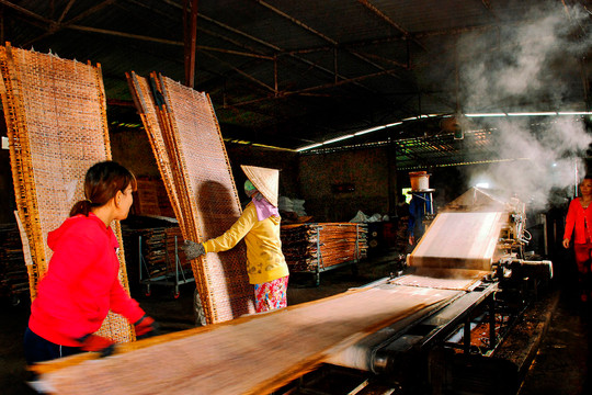 Về Phú Long xem làng nghề bánh tráng