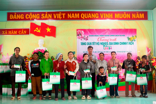 Ngân hàng chính sách xã hội tặng quà tết cho hộ nghèo, tri ân Mẹ Việt Nam anh hùng