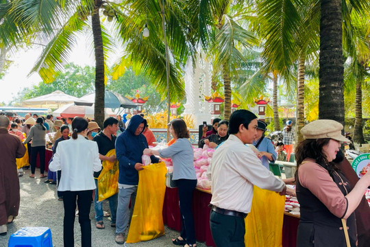 Hàm Thuận Nam: Tổ chức 3 “Phiên chợ 0 đồng - mừng Xuân Nguyên đán Giáp Thìn 2024”
