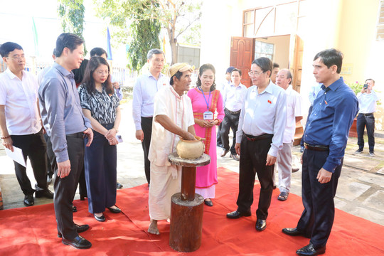 Phó Chủ tịch Quốc hội Nguyễn Đức Hải thăm tặng quà tết cho bà con dân tộc Chăm huyện Bắc Bình