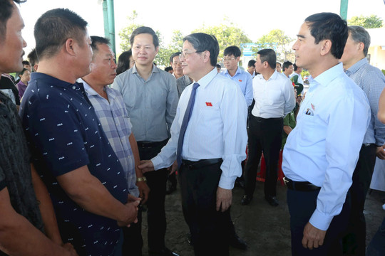Vice chairman of the National Assembly visited and gifted to fishers in Binh Thuan