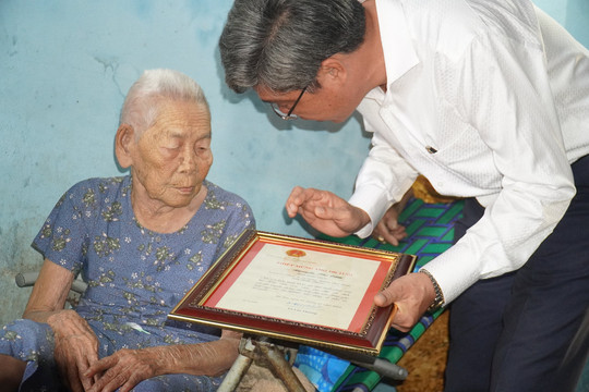  
Phó Chủ tịch UBND tỉnh Nguyễn Minh trao Thiếp mừng thọ cho các cụ tròn 100 tuổi