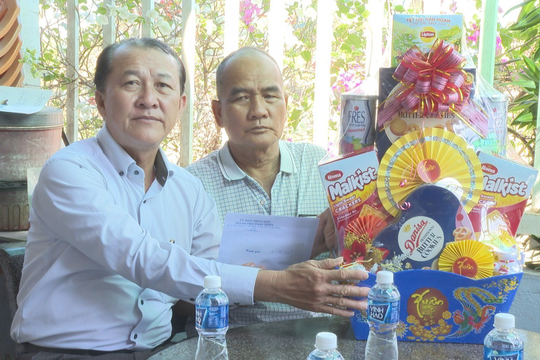 Phó Chủ tịch UBND TP.Phan Thiết thăm, tặng quà tết gia đình chính sách