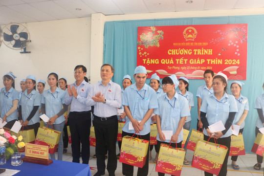 Đoàn đại biểu Quốc hội tỉnh:  
Thăm, tặng quà tết công nhân Xí nghiệp May Tuy Phong

  
