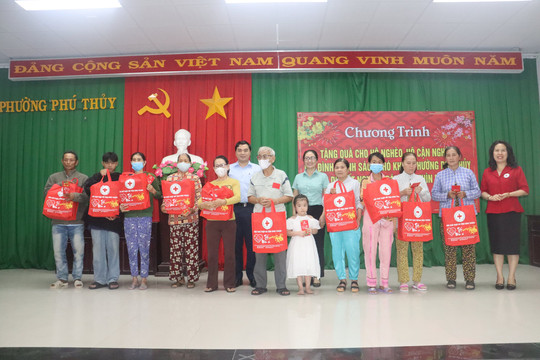 Phó Bí thư Thường trực Tỉnh ủy tặng quà tết cho hộ nghèo, gia đình chính sách khó khăn tại phường Phú Thủy
