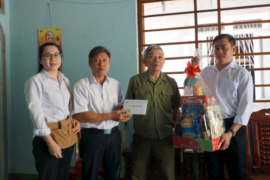 Công ty Xổ số Kiến thiết Bình Thuận: Trao tiền hỗ trợ, tặng quà tết cho đối tượng chính sách