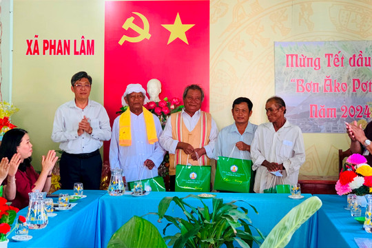 
Phó Chủ tịch UBND tỉnh chúc Tết Đầu lúa tại xã Phan Lâm, Phan Sơn