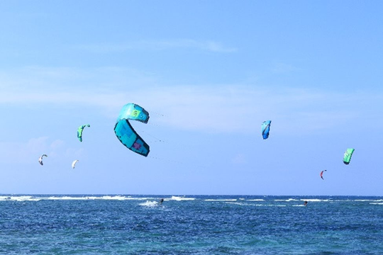 Kitesurfing – a favorite sport of foreigners on Phu Quy Island