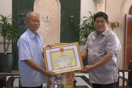 Tánh Linh: Trao bằng khen của Chủ tịch Ủy ban nhân dân tỉnh cho cá nhân có thành tích trong xây dựng nông thôn mới