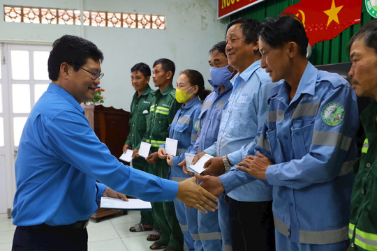 Tặng 30 phần quà tết cho công nhân môi trường đô thị Bình Thuận 