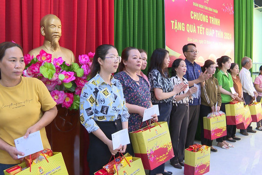 
Đại biểu Quốc hội tỉnh trao tặng quà tết tại huyện Đức Linh