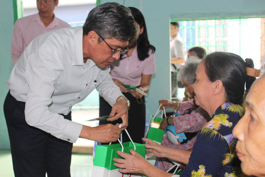 Ngân hàng Chính sách xã hội tặng quà tết cho người dân khó khăn phường Đức Long