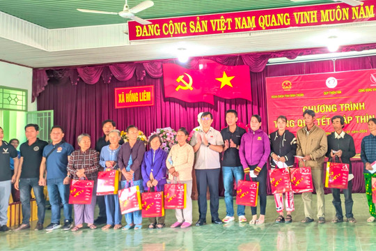 Đoàn đại biểu Quốc hội tỉnh thăm và tặng quà tết cho bà con huyện Hàm Thuận Bắc
