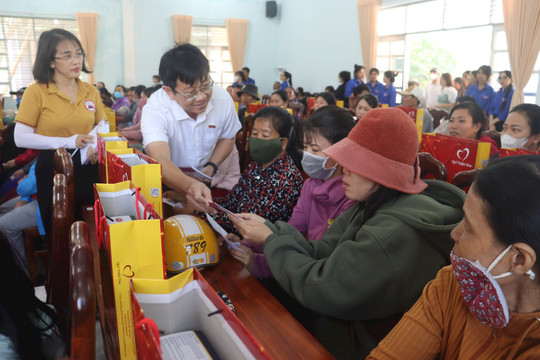 Quà Tết Giáp Thìn 2024 đến với bà con huyện Tuy Phong, Bắc Bình