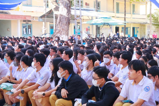 Hơn 3.000 học sinh THPT tham gia Ngày hội tư vấn, hướng nghiệp
