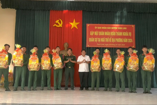 Tánh Linh: Tặng quà cho 182 quân nhân xuất ngũ về địa phương