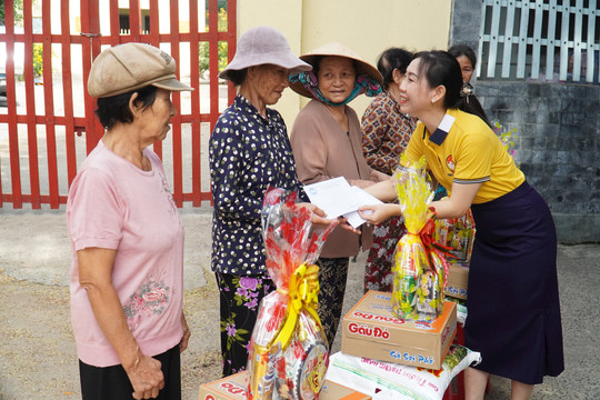 
Trao quà tết cho người nghèo, khó khăn tại phường Đức Long