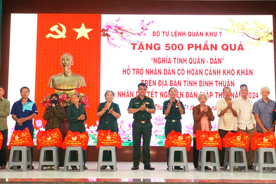 Quân khu 7 tặng 500 suất quà tết cho người dân Bình Thuận