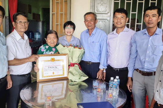 Hàm Thuận Nam: Trao Huy hiệu 60 năm tuổi Đảng cho đảng viên Lê Thị Thu Sang