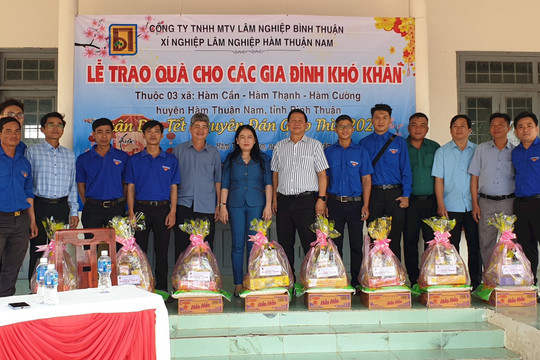 Công ty TNHH MTV Lâm nghiệp Bình Thuận: Tặng 100 phần quà tết cho hộ nghèo ở Hàm Thuận Nam