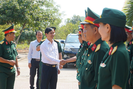 Bí thư Tỉnh ủy chúc tết các đơn vị Quân đội tại Phan Thiết