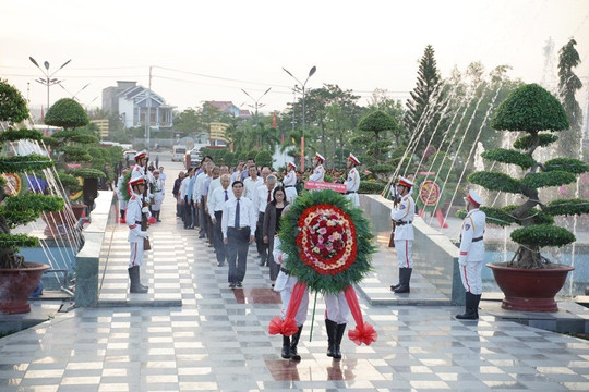 Lãnh đạo tỉnh dâng hương, tưởng niệm các Anh hùng liệt sĩ và Chủ tịch Hồ Chí Minh 