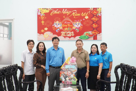 
Chủ tịch Liên đoàn Lao động tỉnh chúc tết Báo Bình Thuận