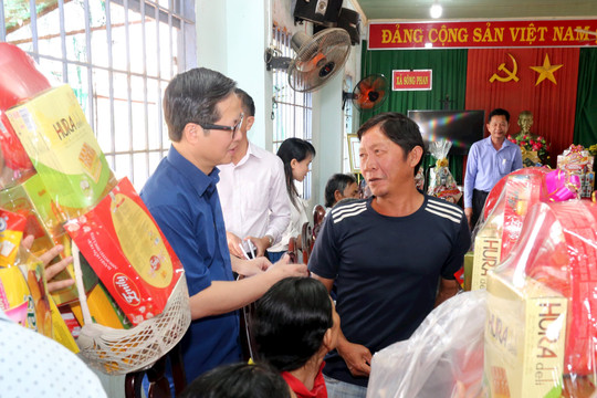 Chủ tịch UBND tỉnh thăm, chúc Tết gia đình chính sách, người có hoàn cảnh khó khăn tại Hàm Tân