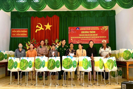 Trao 100 phần quà tết cho hộ nghèo ven biển huyện Tuy Phong