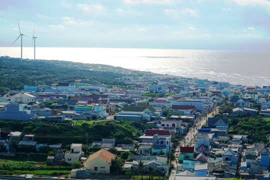 Huyện đảo Phú Quý: Giá cả hàng hóa ổn định, an ninh trật tự được giữ vững dịp tết 