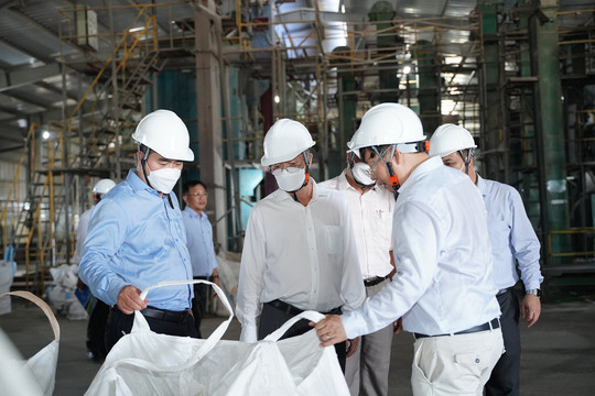 Binh Thuan’s leaders surveyed the Ilmenite-Zircon concentrating plant.