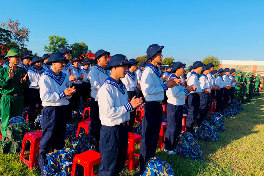 207 tân binh huyện Hàm Thuận Bắc hăng hái lên đường nhập ngũ