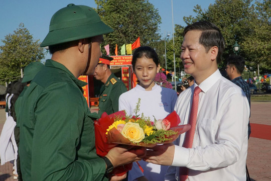 Chủ tịch UBND tỉnh chúc mừng, động viên thanh niên Phan Thiết lên đường nhập ngũ