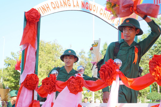 Thanh niên Bình Thuận hăng hái lên đường bảo vệ Tổ quốc