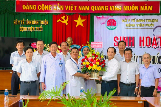 Lãnh đạo Đảng ủy Khối thăm, chúc mừng các đơn vị y tế nhân Ngày Thầy thuốc Việt Nam