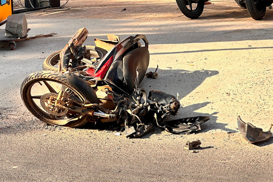 Phan Thiết: Xe máy va chạm xe Jeep, 1 người tử vong