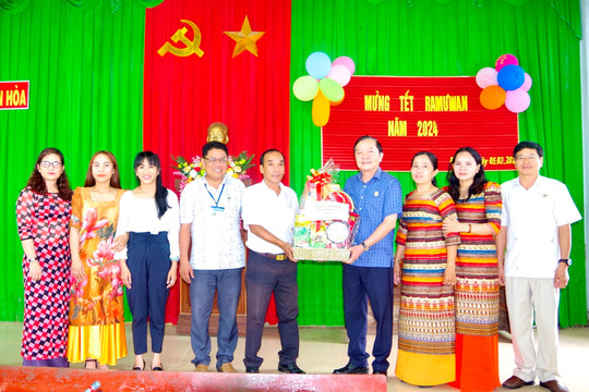 Hội Cựu chiến binh tỉnh thăm, chúc Tết Ramưwan tại xã Phan Hòa