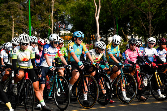 Trao giải chặng 7 và khởi tranh chặng 8 Giải xe đạp nữ quốc tế Bình Dương mở rộng “Cúp BIWASE”