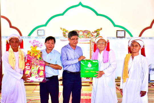 Binh Thuan leaders visit and wish a happy Ramuwam Tet