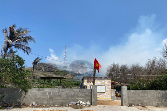 
Phú Quý:
Cháy sườn núi Cao Cát