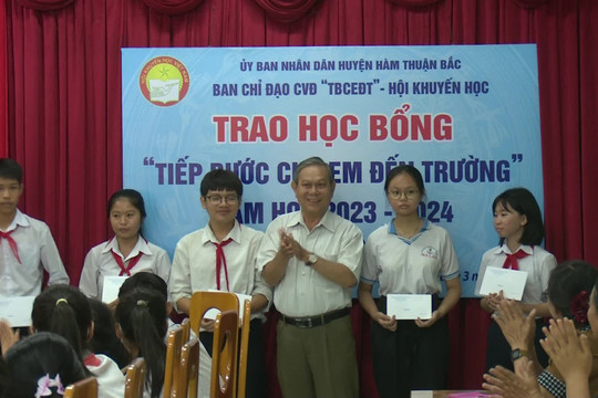 Hàm Thuận Bắc: Trao 80 suất Học bổng “ Tiếp bước cho em đến trường”