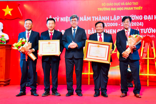 
Trường Đại học Phan Thiết kỷ niệm 15 năm thành lập và đón nhận bằng khen của Thủ tướng Chính phủ