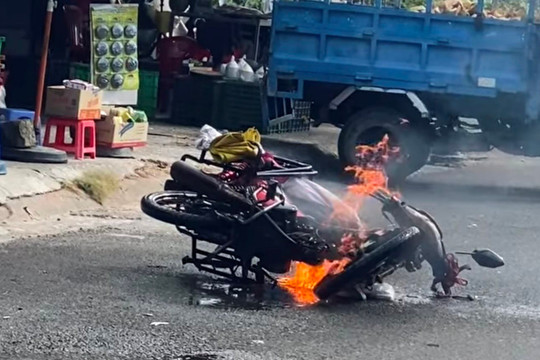 Xe máy bốc cháy khi vừa được đưa đến tiệm để sửa