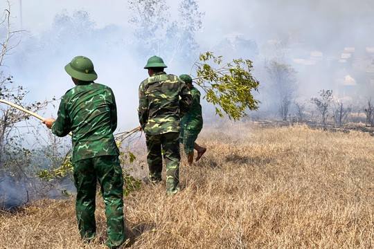 Bộ đội biên phòng giúp dân kịp thời dập tắt đám cháy tại xã Tân Thành