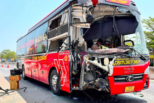 Hàm Thuận Bắc: Xe khách tông vào đuôi xe tải trên quốc lộ 1A