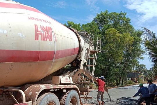 Thi công bê tông hóa 262 m đường giao thông nông thôn
