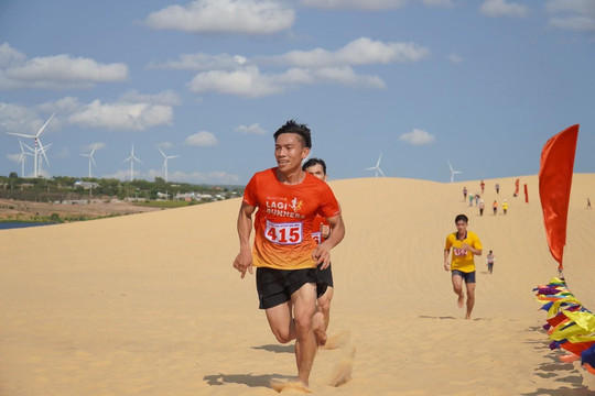 Khởi tranh giải “Bơi, chạy, trượt đồi cát” Bắc Bình - Bình Thuận mở rộng